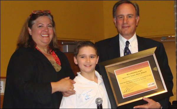 2008 StopCyberbullying Conference: Tweenangel Ryan with Parry, present Ivan Seidenberg, CEO at Verizon, with his Internet Superhero Award.